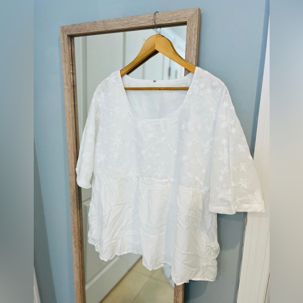 Women’s 2XL scoop neck white blouse embroidered flowers on the top half & lined